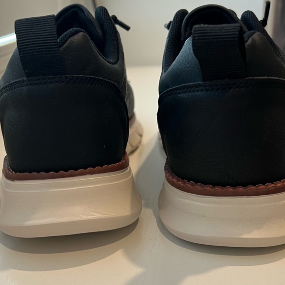 Super, Light Weight, Men's Black Dress Sneaker. - Picture 5 of 9